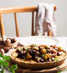 Tarta de castañas, champiñones y arándanos