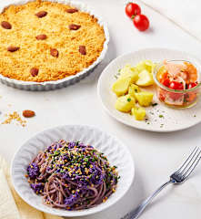 Menù: Spaghetti cavolo viola e nocciole; salmone e gamberi in vasocottura con patate; sbrisolona