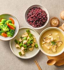 晚餐（辣椒鸡肉、胡萝卜拌西兰花、山药菌菇汤、杂粮米饭）