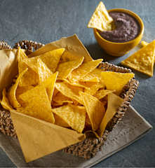 Chips di mais con crema di fagioli