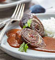 Rinderrouladen mit Zwiebel-Pflaumen-Füllung