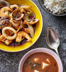 Zuppa di miso, frutti di mare al sake e contorno di riso