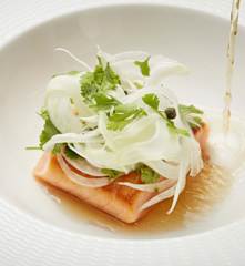 微煮三文鱼配香茅汤