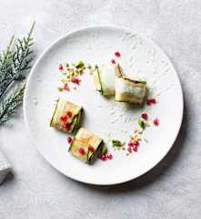 Ravioli de calabacín con cottage y salmón