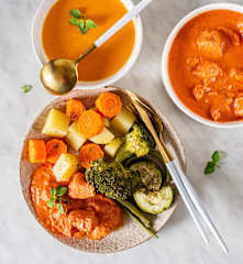 Zupa dyniowo-paprykowa; Warzywa z pary; Kurczak w kremowym sosie pomidorowym