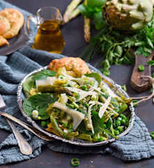 Sałatka La vignarola z parmezanowymi supełkami