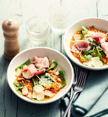 Ravioles de roquette, sauce tomate, jambon et mozzarella