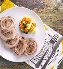 Lonza di maiale farcita e verdure al vapore