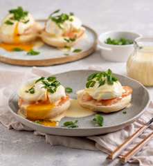 Jajka po benedyktyńsku z sosem holenderskim i wędzonym łososiem