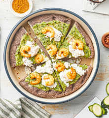 Pizza aus schwarzem Reis mit Zucchinicreme, Garnelen und Cottage Cheese