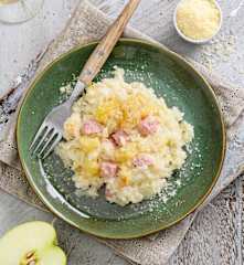 Risotto à la pomme et au jambon fumé