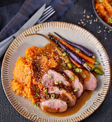 Entenbrust mit Orangensauce und Süßkartoffel-Sesam-Stampf