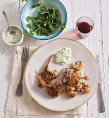 Costeletas de borrego com salada de batata assada