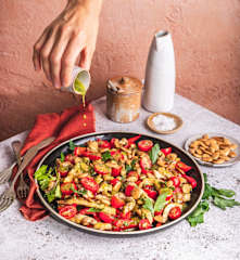 Ensalada de pimientos y pollo con almendras