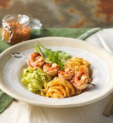 Garnelenspieße auf Tagliatelle mit zweierlei Pesto
