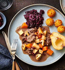 Rehragout mit Herzoginkartoffeln und Rotkabis