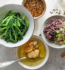 午餐（杏鲍菇牛柳、蒜泥茼蒿、虫草花炖鸡、糙米红豆饭)