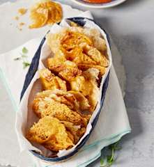 Proteinchips aus Harzer-Käse mit Chili-Dip