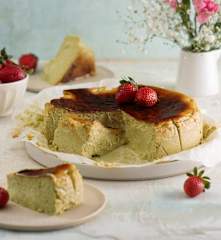 Baskijski sernik pistacjowy