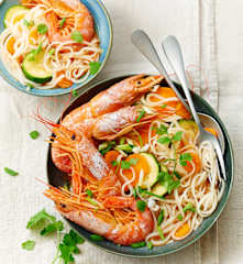 Curry thaï de gambas à l’eau de coco, nouilles de riz