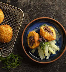 Gebackene Polentaknödel mit Rindsragout und Dillkohlrabi