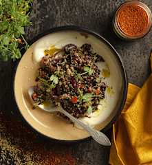 Quinoa-Linsen Mujaddara mit karamellisierten Zwiebeln
