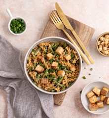 Makaron z fasolką szparagową, tofu i cukinią