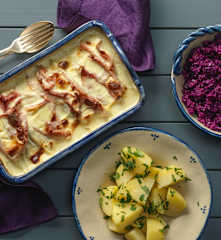 Überbackener Chicorée mit Petersil-Erdäpfel und  Rohkostsalat
