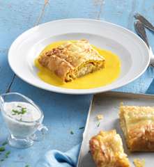 Wurzelstrudel mit Räucherforelle und Karottensauce