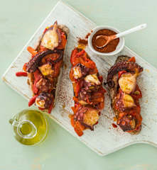 Tosta de pimientos con pulpo a la plancha