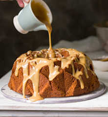 Bizcocho de turrón con salsa de chocolate blanco y turrón