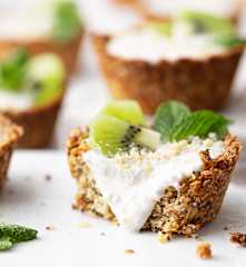 Tartaletas de avena y coco con crema de yogur y naranja