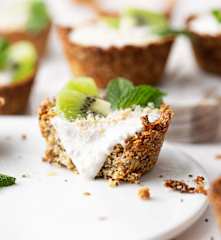 Müslicups mit Honig, Joghurt, Nüssen und Obst