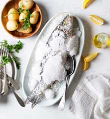 Lubina a la sal con patatas
