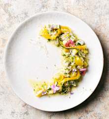 Ceviche de lubina y langostinos con piña