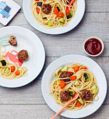 Spaghetti aux légumes et boulettes de viande
