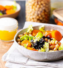 鹰嘴豆色拉配胡萝卜和炒洋葱/水果酸奶