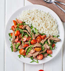 Riso basmati con straccetti di manzo, rucola e pomodorini