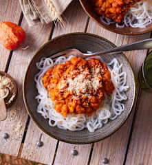 Vegane Kürbis-Bolognese mit Nudeln