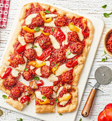 Pizza con polpette in salsa piccante, scamorza e peperoni