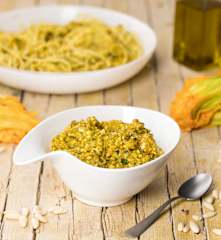 Pesto ai fiori di zucca e pinoli