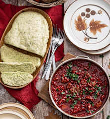 Gulasz z łopatki wieprzowej z burakiem i marchewką