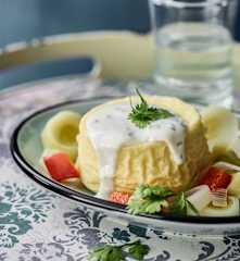 Goat's cheese flans with yoghurt sauce and leeks