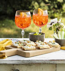 Spritz con bruschette al Gorgonzola e sedano