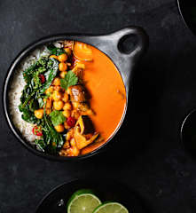 Curry de champiñones y garbanzos con espinacas