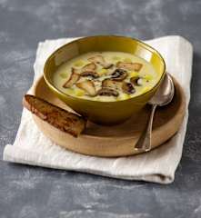 Erdäpfel-Pilz-Suppe mit Knoblauchbrot