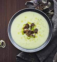 Zuppa di patate e porri al tartufo (vegan)