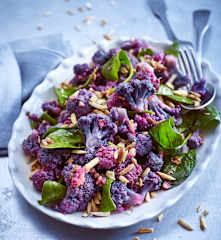 Lila Blumenkohlsalat mit Zitronendressing