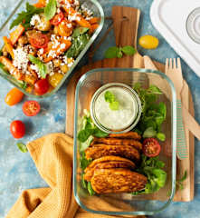 Placki pomidorowe po grecku i sałatka z rumienioną ciecierzycą