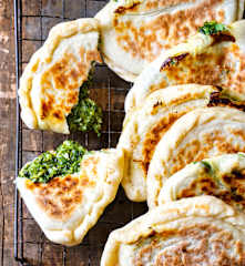 Gözleme aux épinards, à la mozzarella et à la menthe